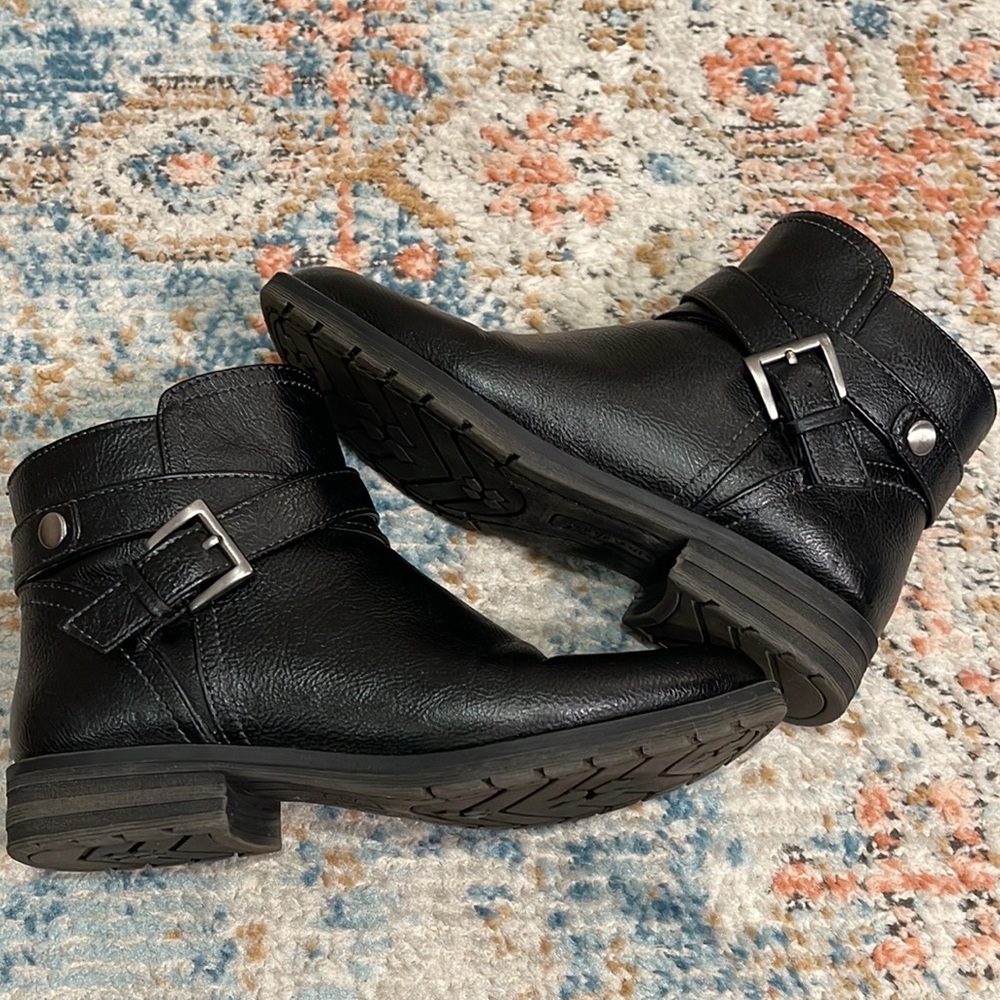 Natural Soul by Naturalizer Black Blythe
Bootie. Size 6.5